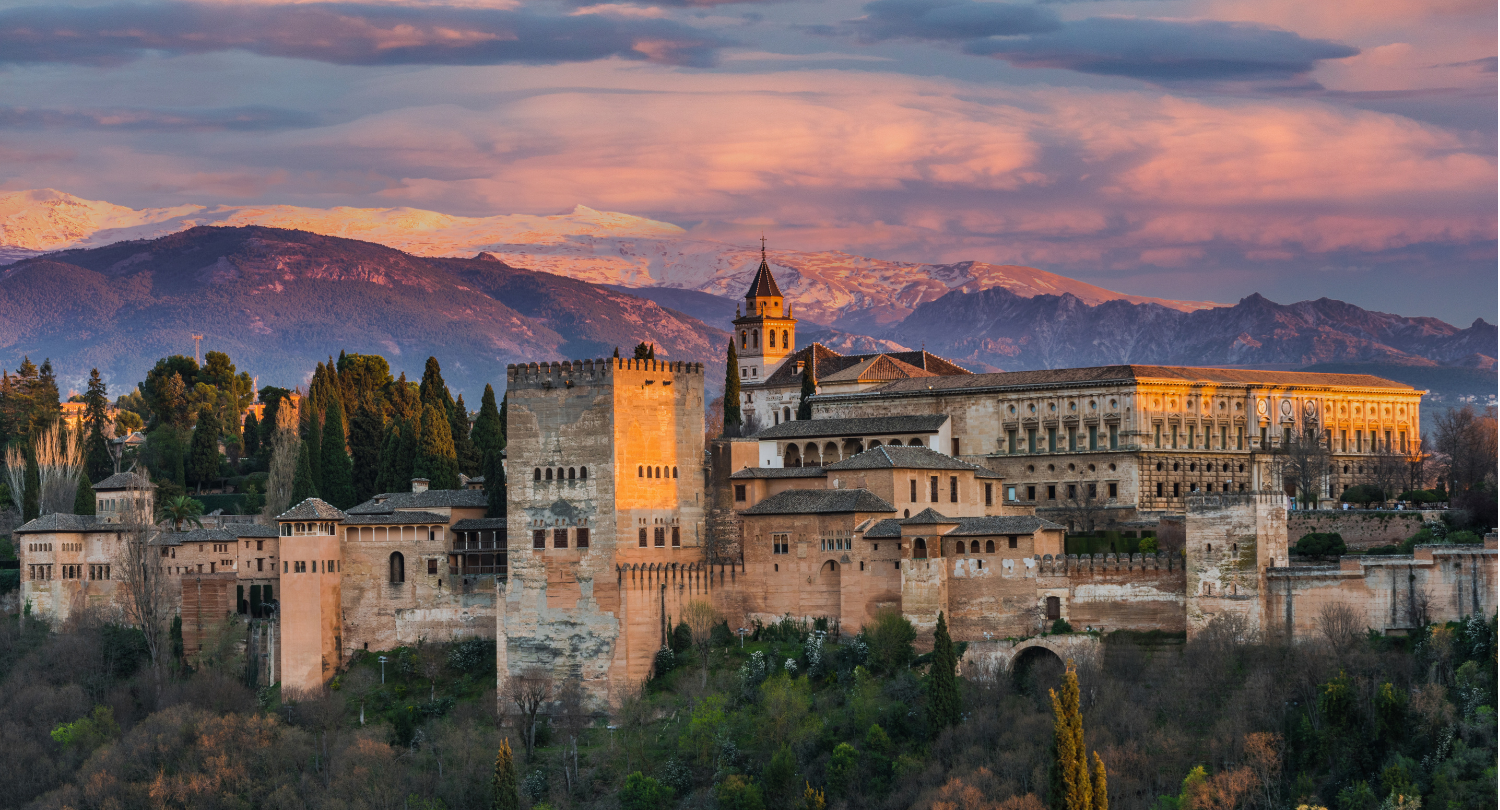 Het Alhambra in Granada bij zonlicht, met Moorse architectuur en patronen